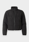 Schwarze Daunenjacke mit hohem Kragen, Reißverschluss und horizontalem Ste ppmuster. Mit kleinem Logo auf der linken Brust.