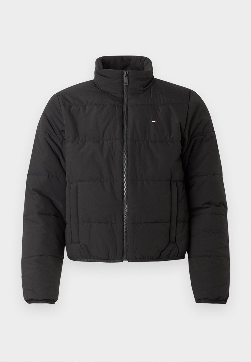 Schwarze Daunenjacke mit hohem Kragen, Reißverschluss und horizontalem Ste ppmuster. Mit kleinem Logo auf der linken Brust.