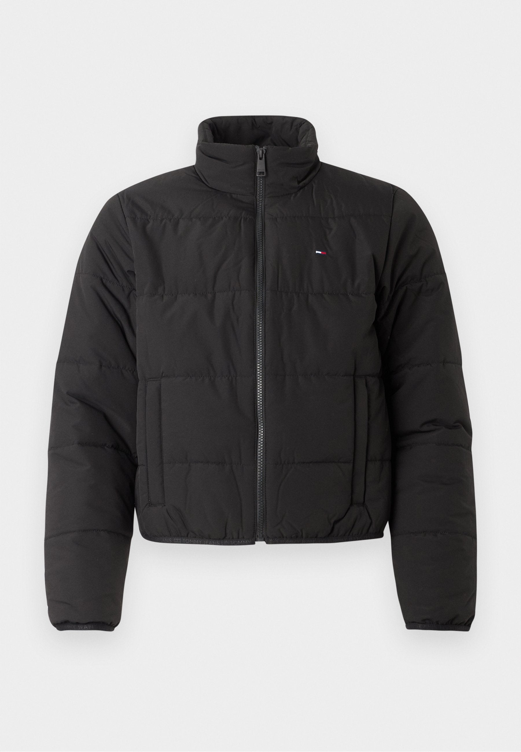 Schwarze Daunenjacke mit hohem Kragen, Reißverschluss und horizontalem Ste ppmuster. Mit kleinem Logo auf der linken Brust.