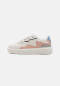 Niedrig geschnittene Sneakers mit einem weißen synthetischen Obermaterial, Akzenten aus rosa und grauem Wildleder, einer strukturierten weißen Gummisohle und bunten Schnürsenkeln.
