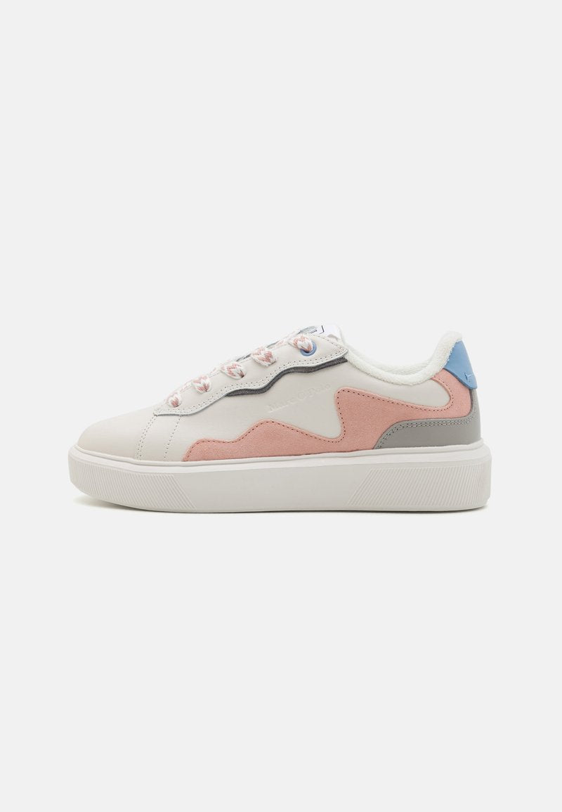 Niedrig geschnittene Sneakers mit einem weißen synthetischen Obermaterial, Akzenten aus rosa und grauem Wildleder, einer strukturierten weißen Gummisohle und bunten Schnürsenkeln.