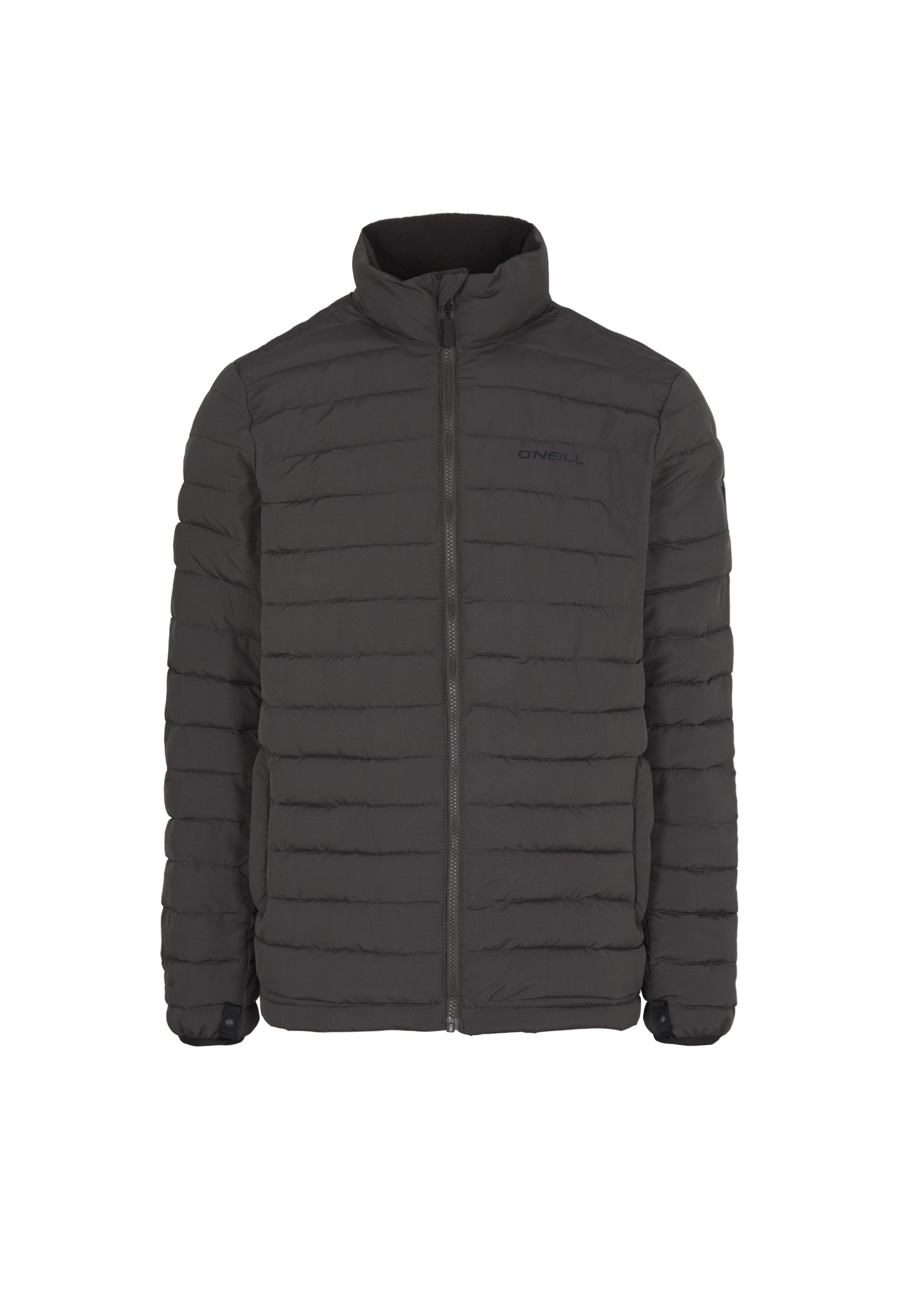 Schwarze isolierte Jacke mit horizontalem Steppmuster, hohem Kragen, durchgehendem Reißverschluss vorne und dezentem Branding auf der linken Brust.