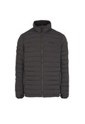 Schwarze isolierte Jacke mit horizontalem Steppmuster, hohem Kragen, durchgehendem Reißverschluss vorne und dezentem Branding auf der linken Brust.