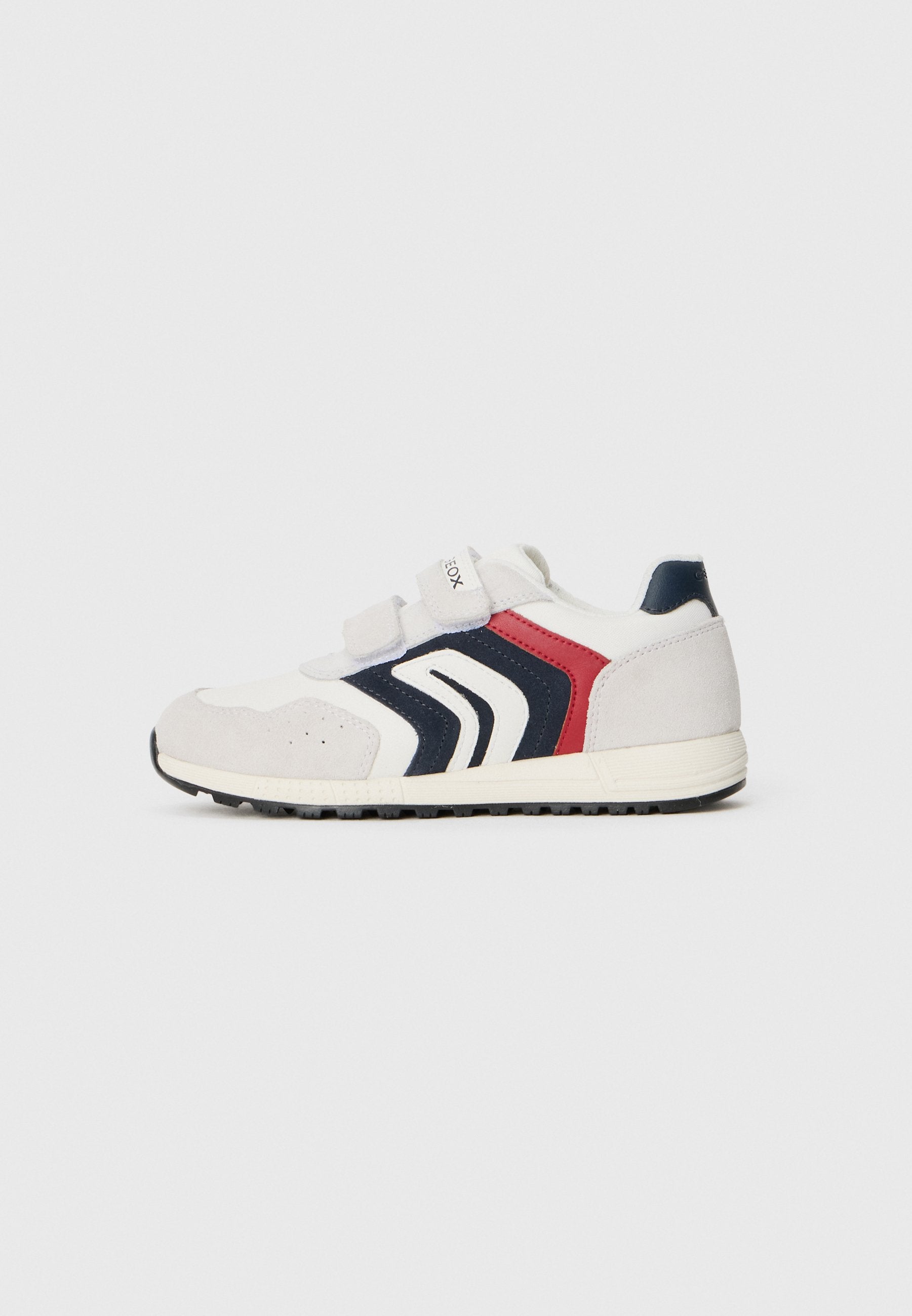 Sneaker mit einem Obermaterial aus weißem Wildleder und Mesh, marineblauen und roten Akzenten, einem Klettverschluss und einer strukturierten schwarzen Gummisohle.