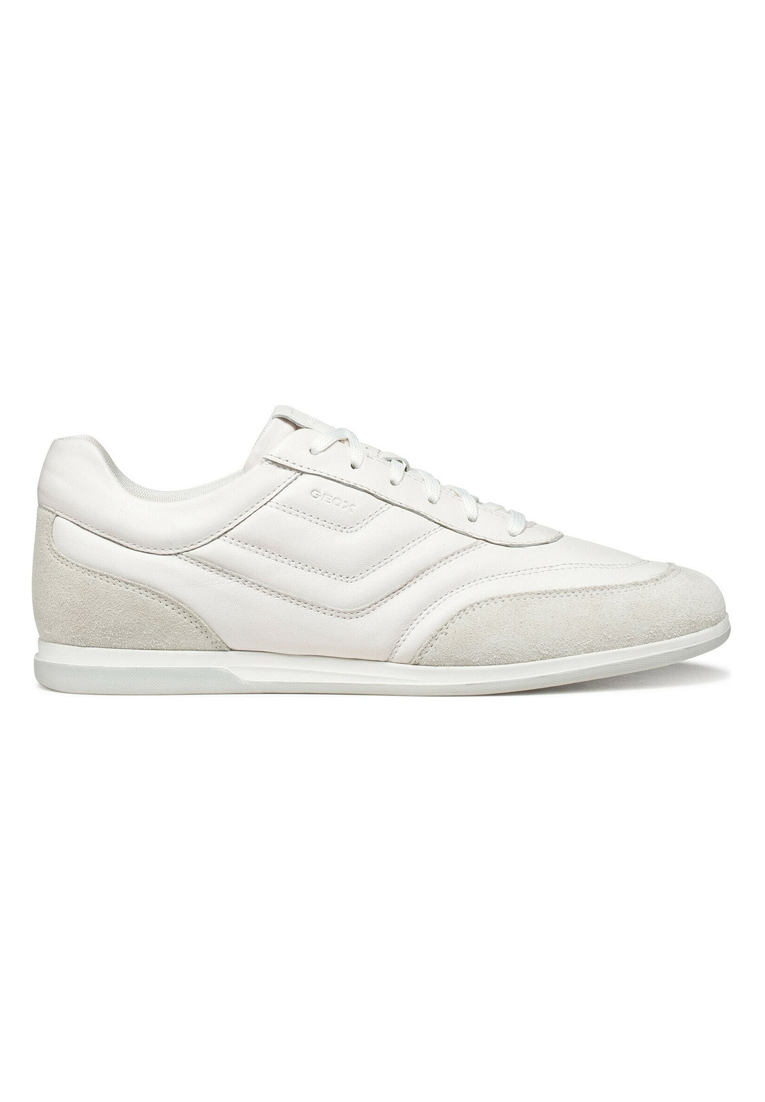 Weißer Sneaker mit niedrigem Schaft, Wildleder-Akzenten an Ferse und Spitze, strukturierten Seitendetails und weißen Schnürsenkeln, in Seitenansicht vor weißem Hintergrund gezeigt.