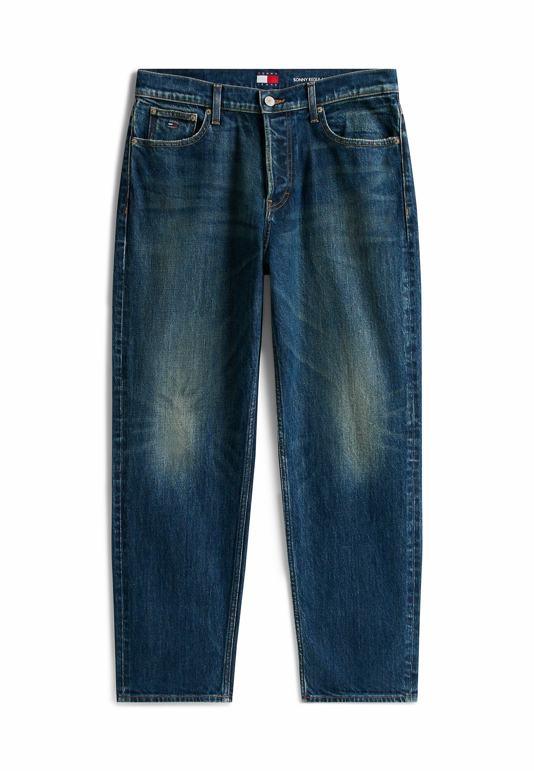 Dunkelblaue Denim-Jeans mit entspannter Passform, die an den Oberschenkeln Verblassungen aufweisen, fünf Taschen und einen Knopfverschluss haben. Kontrastnähte sind sichtbar.