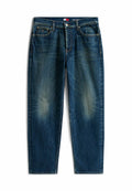 Dunkelblaue Denim-Jeans mit entspannter Passform, die an den Oberschenkeln Verblassungen aufweisen, fünf Taschen und einen Knopfverschluss haben. Kontrastnähte sind sichtbar.