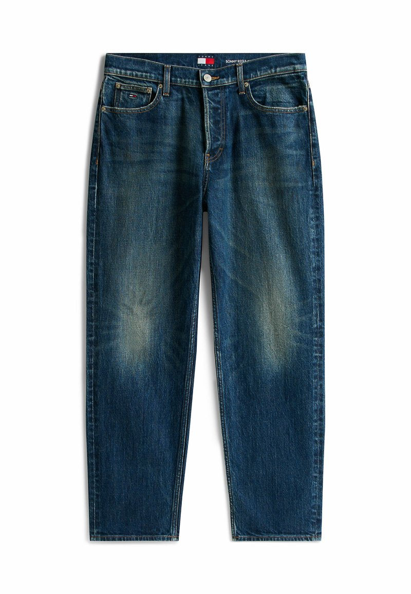 Dunkelblaue Denim-Jeans mit entspannter Passform, die an den Oberschenkeln Verblassungen aufweisen, fünf Taschen und einen Knopfverschluss haben. Kontrastnähte sind sichtbar.