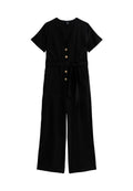 Schwarzer Leinen-Jumpsuit mit kurzen Ärmeln, V-Ausschnitt und fünf Holzknöpfen. Mit einem Bindegürtel und zwei vorderen Taschen. Weit geschnitten.
