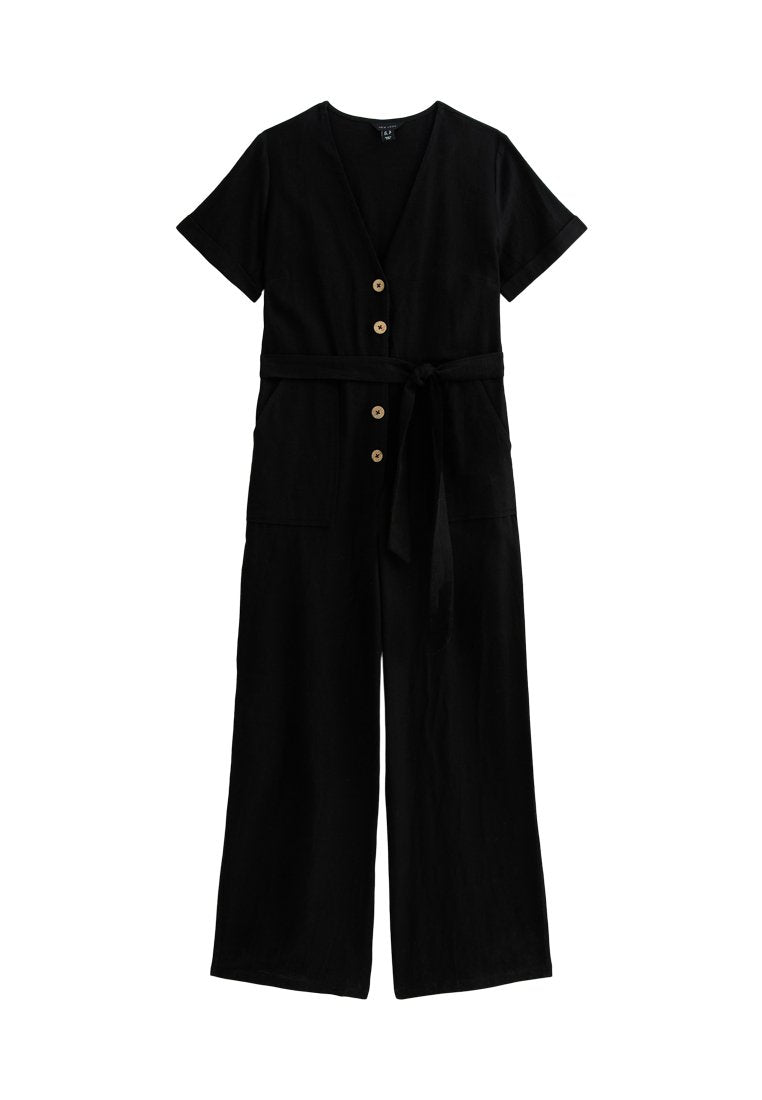 Schwarzer Leinen-Jumpsuit mit kurzen Ärmeln, V-Ausschnitt und fünf Holzknöpfen. Mit einem Bindegürtel und zwei vorderen Taschen. Weit geschnitten.