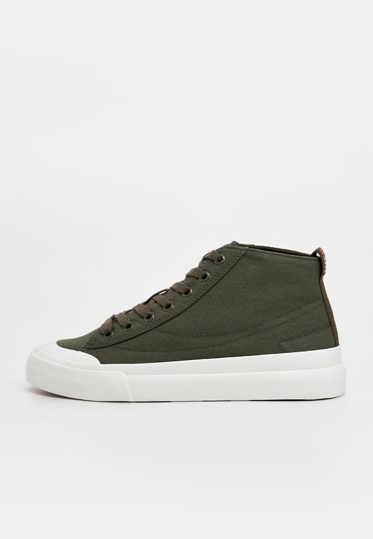 Grüne High-Top-Sneakers aus Canvas mit einer weißen Gummisohle, braunen Schnürsenkeln und einem strukturierten seitlichen Design. Verfügen über eine flache Zehenbox.