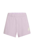 Fliederfarbene Baumwollshorts mit elastischem Bund. Auf der linken Seite befindet sich ein Logo in einem helleren Farbton. Einfaches und gerades Design.