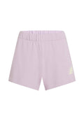 Fliederfarbene Baumwollshorts mit elastischem Bund. Auf der linken Seite befindet sich ein Logo in einem helleren Farbton. Einfaches und gerades Design.