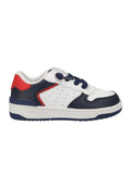 Weiße und marineblaue Leder-Sneaker mit roten Akzenten, Schnürdesign, durchbrochene Details und einer strukturierten Sohle für Grip.