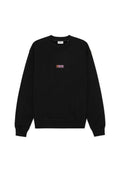 Schwarzer Sweatshirt mit Rundhalsausschnitt, langen Ärmeln und einem kleinen rechteckigen mehrfarbigen "LES DEUX"-Logo in der Mitte der Brust.