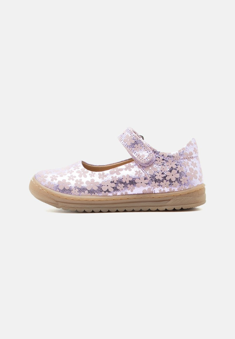 Kinderschuh im Mary-Jane-Stil mit rosa und lila Blumenmuster und beiger Gummisohle, ausgestattet mit einem Klettverschluss.