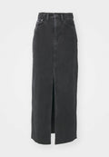 Schwarzer Denim-Maxirock mit einem vorderen Schlitz, hoher Taille und Gürtelschlaufen. Mit klassischem Fünf-Taschen-Design und geradem Schnitt.