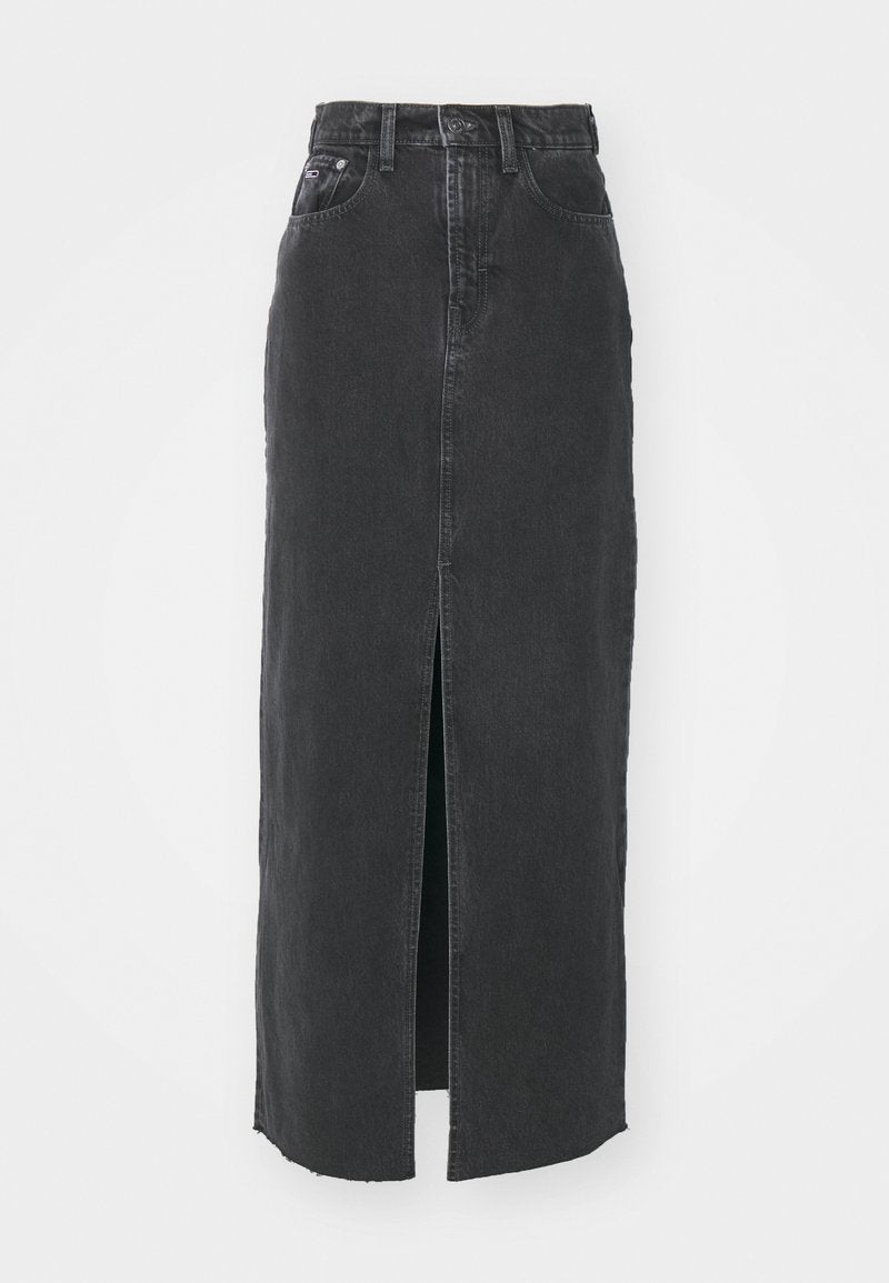 Schwarzer Denim-Maxirock mit einem vorderen Schlitz, hoher Taille und Gürtelschlaufen. Mit klassischem Fünf-Taschen-Design und geradem Schnitt.