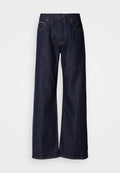 Weite dunkelblaue Jeans mit hoher Taille, vorderen Taschen und subtilen Nähdetails. Glatte Textur mit klassischem Schnitt.