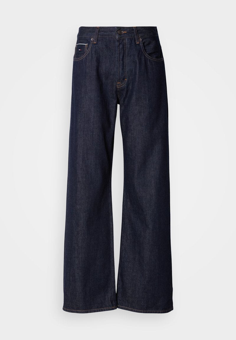 Weite dunkelblaue Jeans mit hoher Taille, vorderen Taschen und subtilen Nähdetails. Glatte Textur mit klassischem Schnitt.
