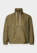 Olivgrüne Reißverschlussjacke mit hohem Kragen, weißen Kordeln, elastischen Bündchen und Seitentaschen auf einem schlichten hellen Hintergrund.