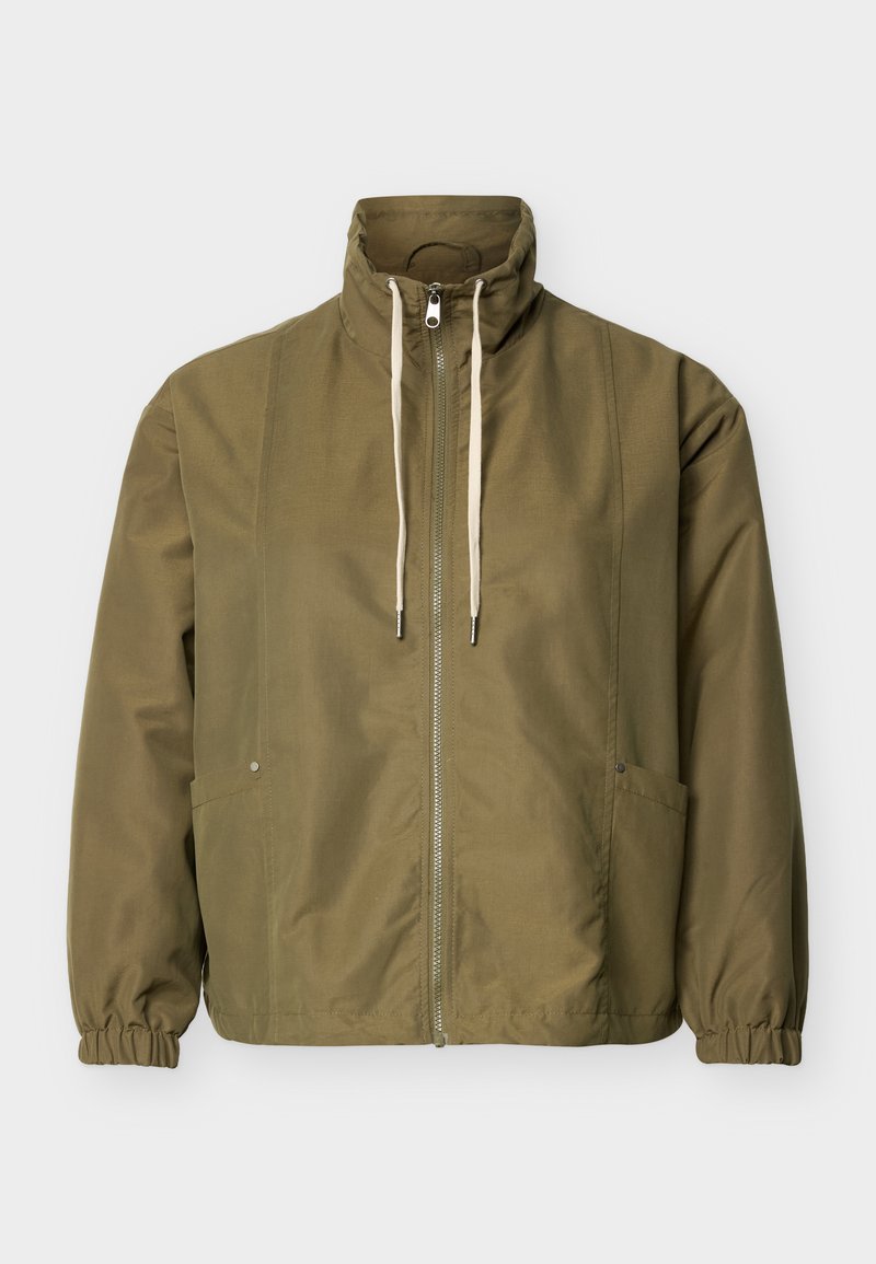 Olivgrüne Reißverschlussjacke mit hohem Kragen, weißen Kordeln, elastischen Bündchen und Seitentaschen auf einem schlichten hellen Hintergrund.