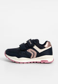 Marineblaue Sneaker aus Mesh- und synthetischen Materialien, zwei schwarze Klettverschlüsse, beige und roségoldene Akzente sowie eine rosa Gummisohle.