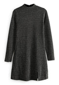 Schwarzes glitzerndes Minikleid mit langen Ärmeln, Mock-Neck und kleinen Schlitzen an der Vorderkante.