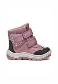 Rosa Kinderstiefel mit glänzender Oberfläche, zwei verstellbaren Klettverschlüssen, Flügeldesign an der Seite und einer kontrastierenden schwarzen Gummisohle.