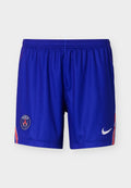 Blaue Sportshorts mit elastischem Bund, mit dem Paris Saint-Germain Logo auf dem linken Bein und weißem Nike-Swoosh auf dem rechten Bein.