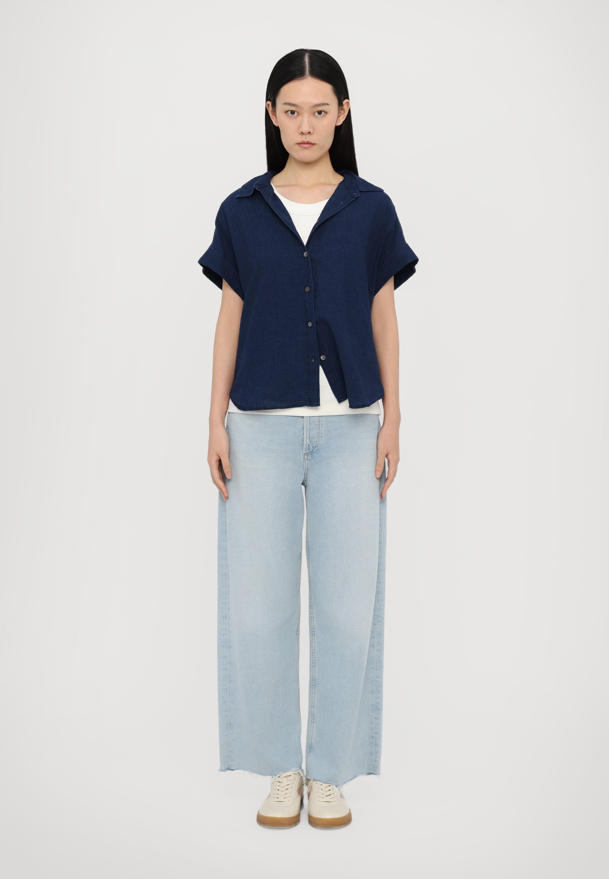 CLOSED SLEEVELESS SHIRT