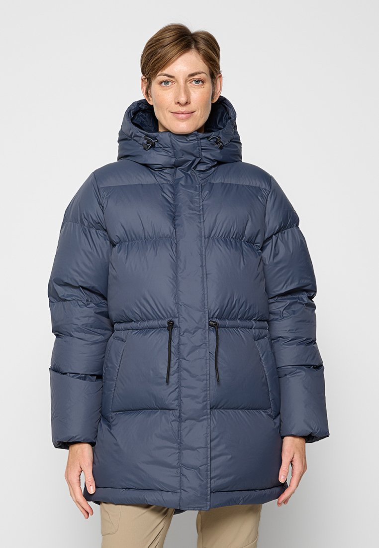 Navyblauer Pufferjacke mit Kapuze, versehen mit einem Reißverschluss, tailliert und zwei Fronttaschen, aus wasserabweisendem Stoff.