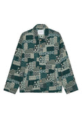 Grüne und beige gemusterte Knopfleistenjacke mit Kragen, die ein Patchwork-Design, Holzknöpfe und lange Ärmel aufweist.