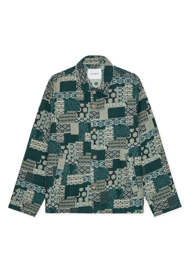 Grüne und beige gemusterte Knopfleistenjacke mit Kragen, die ein Patchwork-Design, Holzknöpfe und lange Ärmel aufweist.