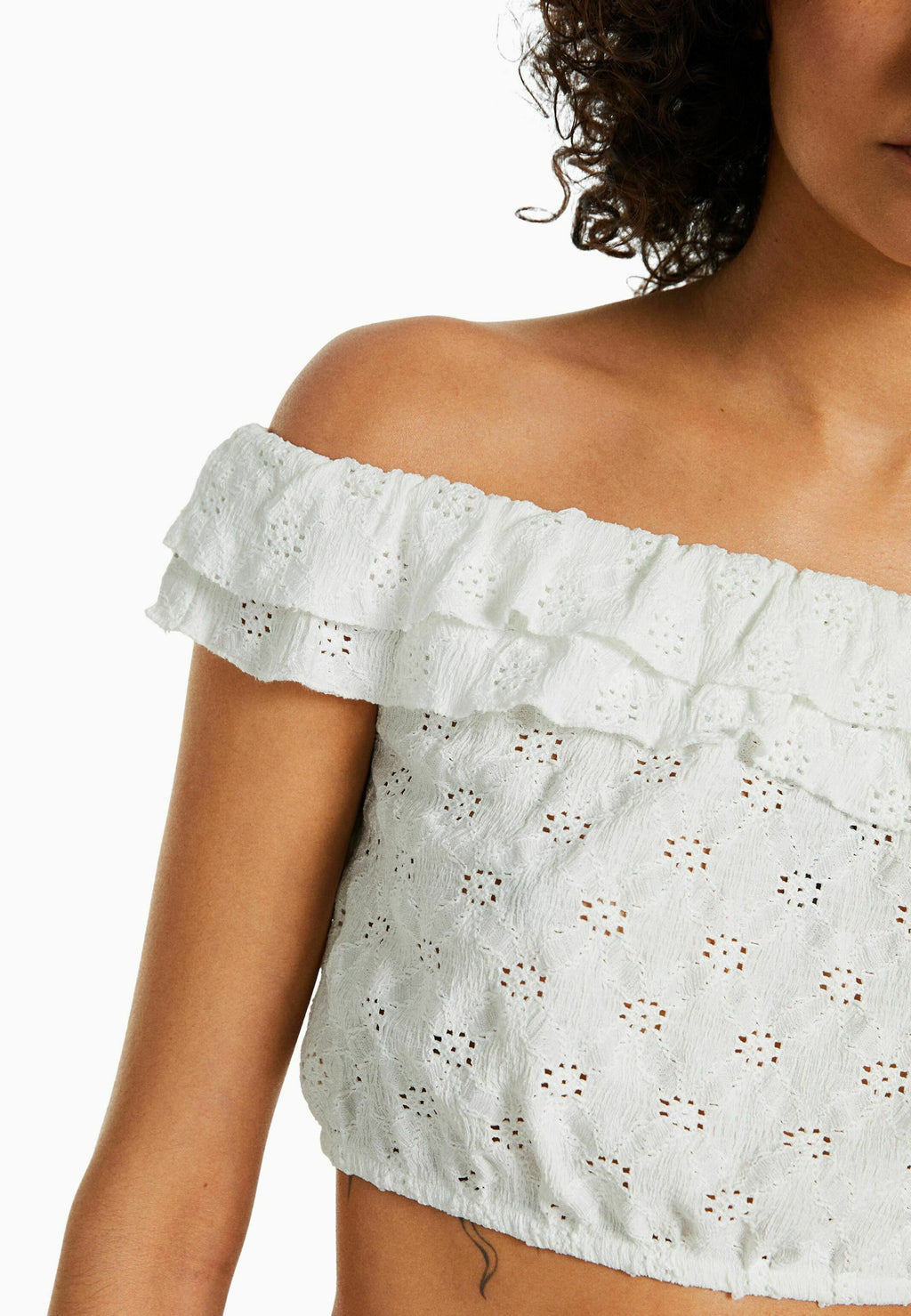Bershka OFF-THE-SHOULDER WITH SWISS EMBROIDERY