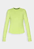 Langärmliges Sportshirt in leuchtendem Grün. Hergestellt aus leichtem Stoff mit glatter Textur und abgerundetem Saum. Mit einem kleinen Logo versehen.