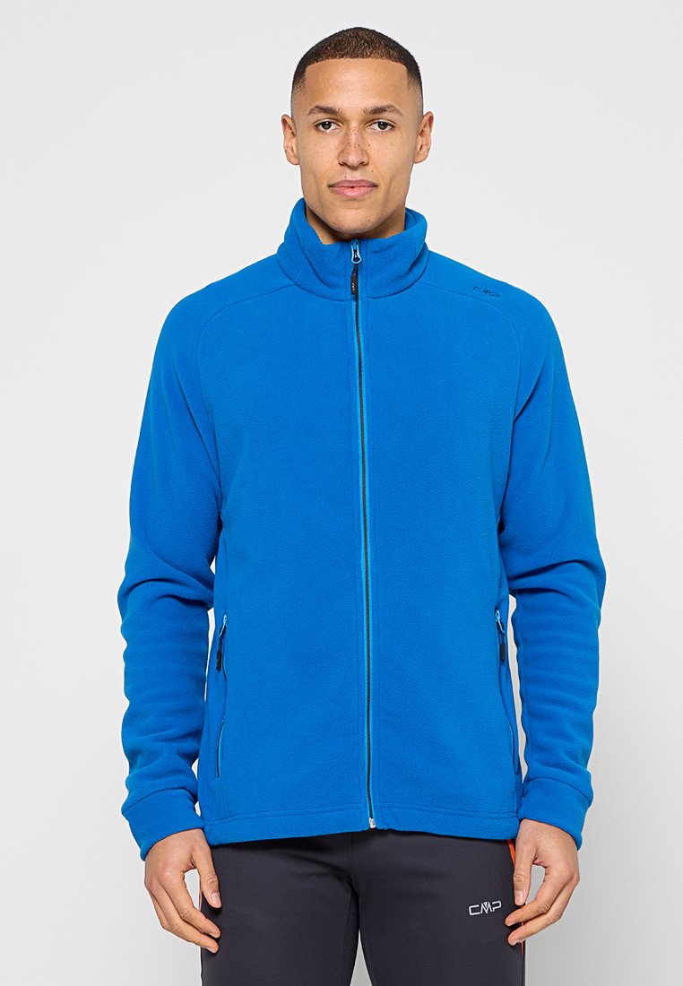 Blaue Fleecejacke mit hohem Kragen, durchgehendem Frontreißverschluss und seitlichen Reißverschlusstaschen. Glatte Struktur mit kontrastierenden Reißverschlussdetails.