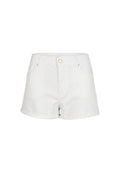 Weiße Denim-Shorts mit umgeschlagenen Säumen, Gürtelschlaufen, vorderem Knopf, Reißverschluss und Fronttaschen, vor einem weißen Hintergrund gezeigt.