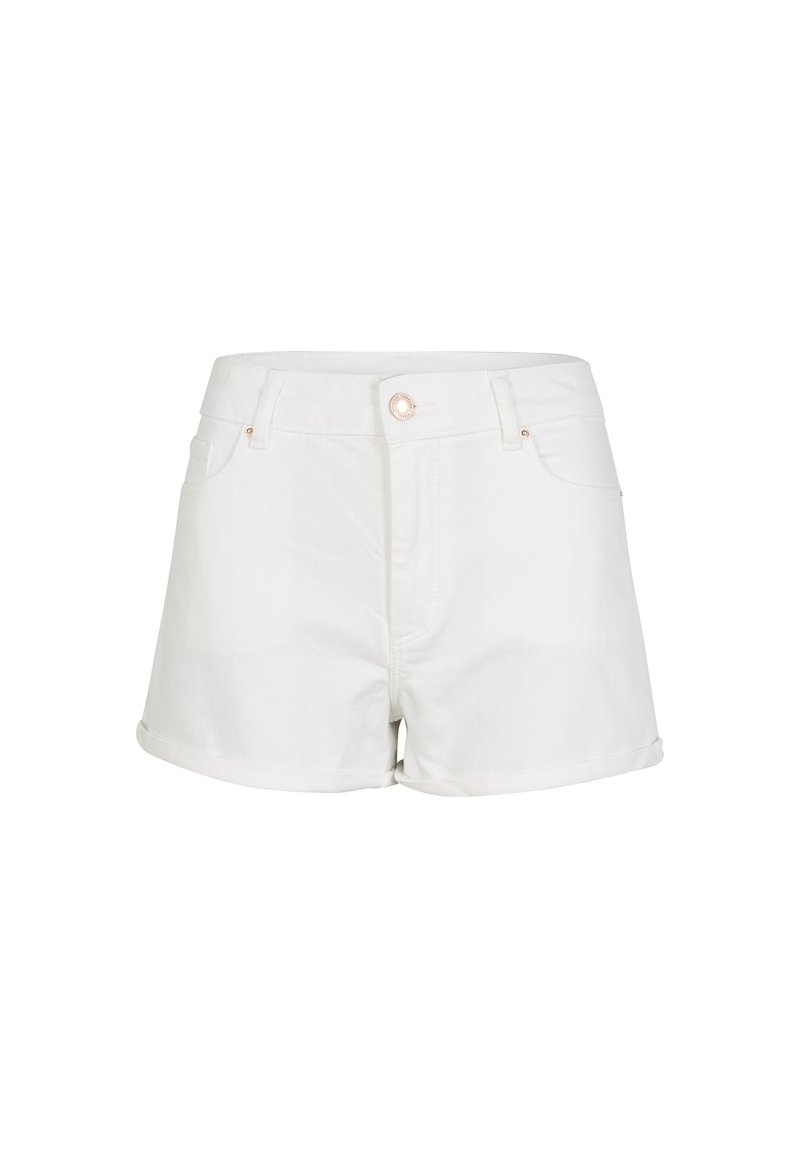 Weiße Denim-Shorts mit umgeschlagenen Säumen, Gürtelschlaufen, vorderem Knopf, Reißverschluss und Fronttaschen, vor einem weißen Hintergrund gezeigt.