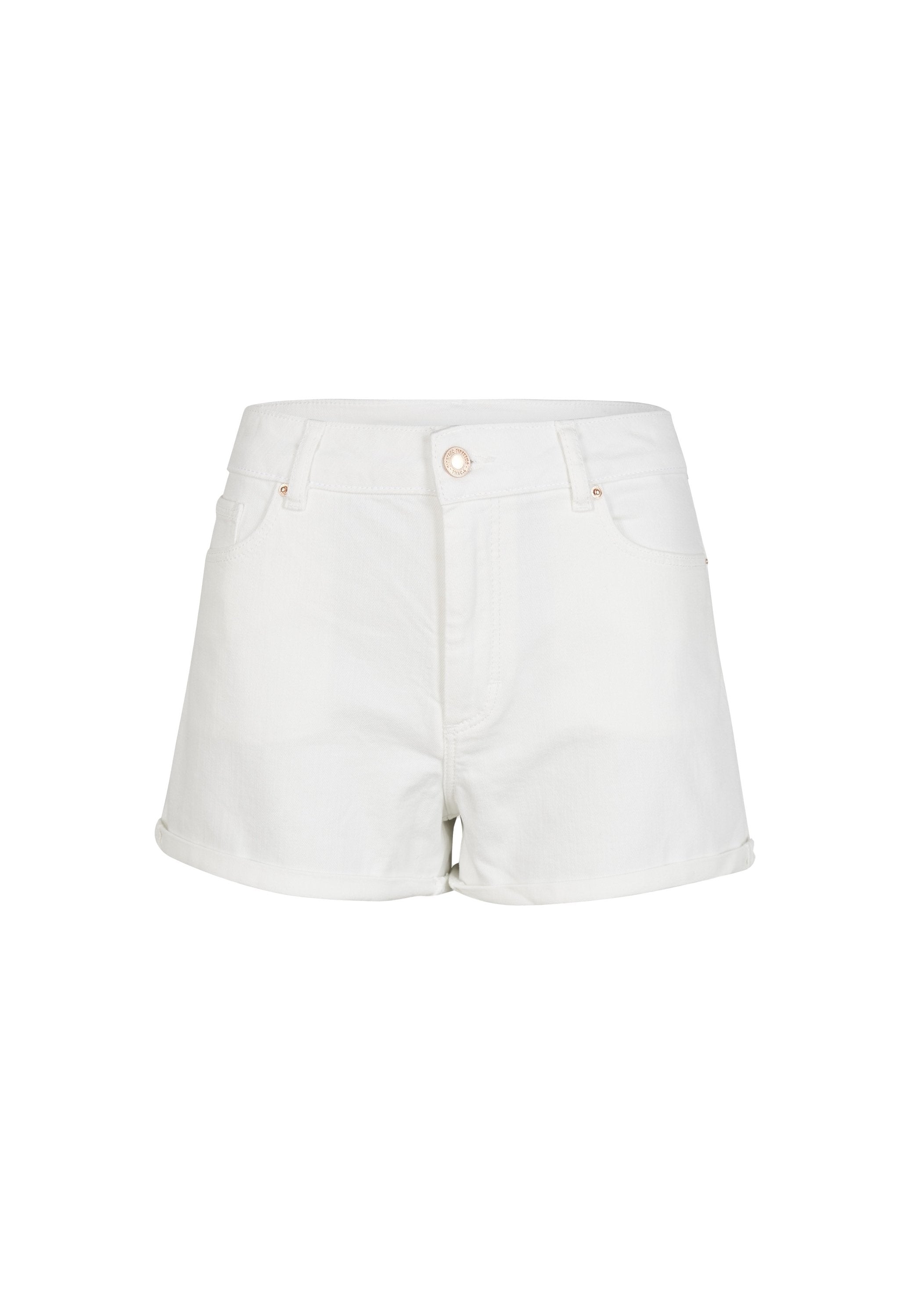 Weiße Denim-Shorts mit umgeschlagenen Säumen, Gürtelschlaufen, vorderem Knopf, Reißverschluss und Fronttaschen, vor einem weißen Hintergrund gezeigt.