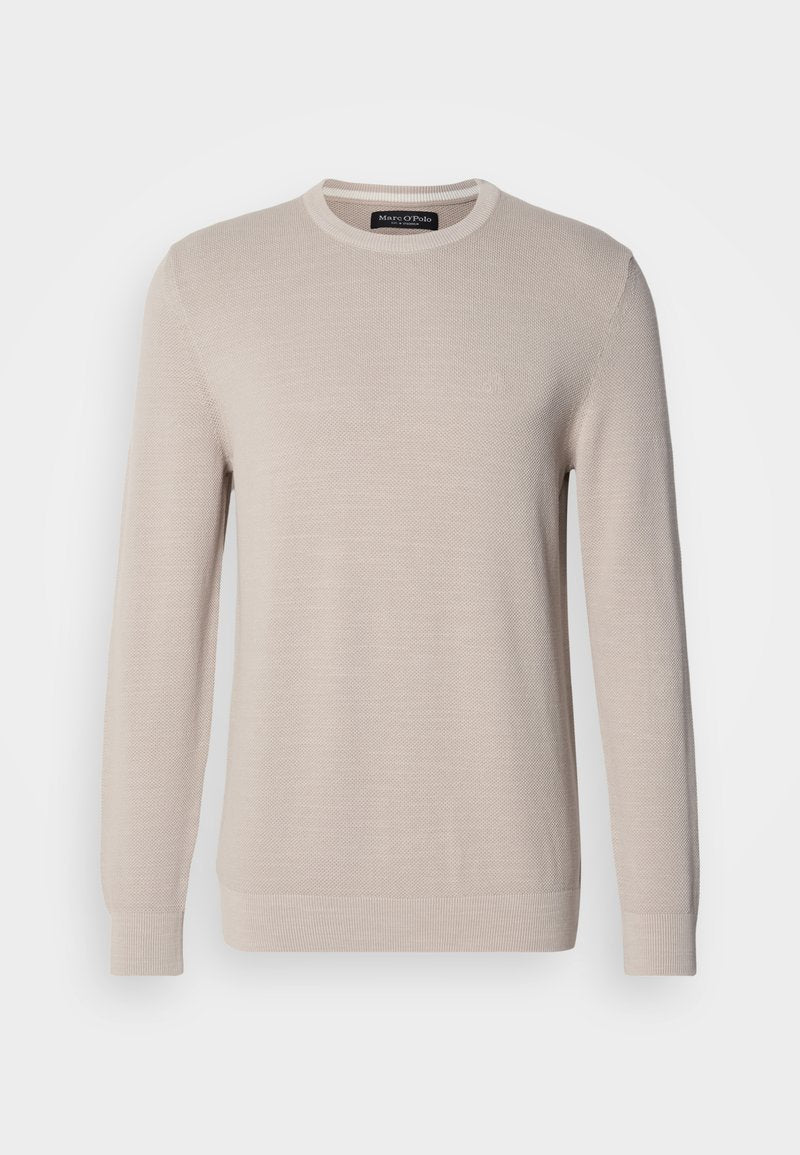 Beige Langarm-Pullover mit Rundhalsausschnitt, feiner Strickstruktur und dezentem Logo auf der Brust, vor einem schlichten weißen Hintergrund präsentiert.