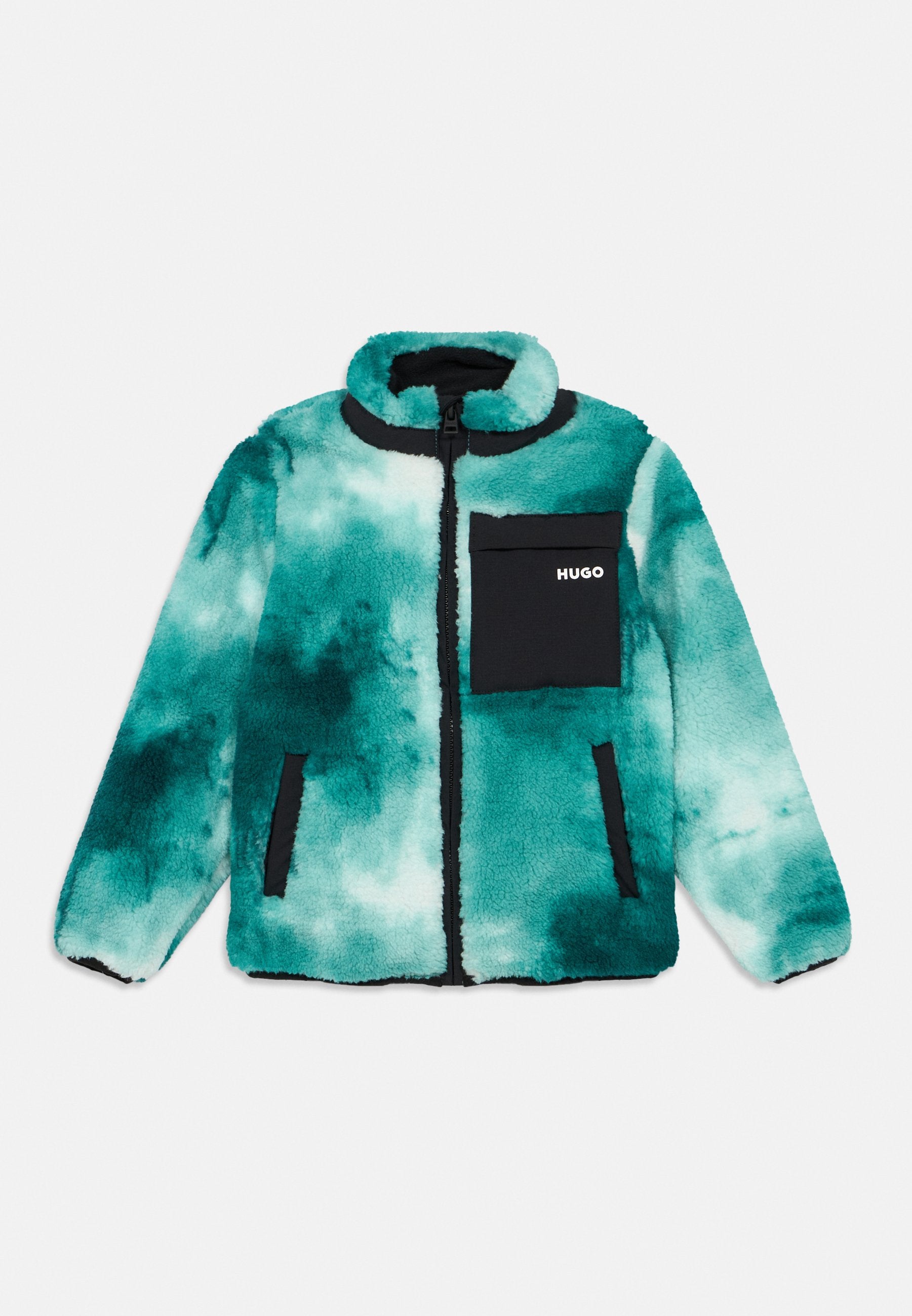 Fleecejacke in Petrol mit schwarzen Akzenten. Verfügt über einen Frontreißverschluss, einen hohen Kragen und eine Brusttasche mit dem "HUGO"-Logo. Weiche Textur, lässige Passform.