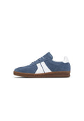 Blauer Wildleder-Sneaker mit weißen Lederakzenten, runder Spitze, Schnürdesign und einer strukturierten braunen Gummisohle. Keine sichtbaren Markenkennzeichen.