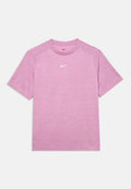 Kurzärmeliges, hellrosa Nike-T-Shirt mit dezenter horizontaler Struktur und weißem Nike-Logo auf der Brust, flach auf weißem Hintergrund ausgebreitet.