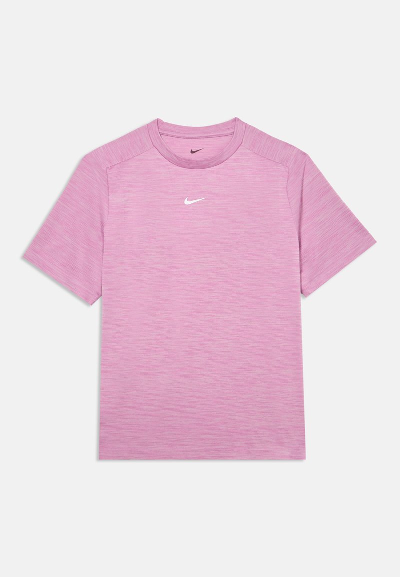 Kurzärmeliges, hellrosa Nike-T-Shirt mit dezenter horizontaler Struktur und weißem Nike-Logo auf der Brust, flach auf weißem Hintergrund ausgebreitet.