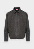 Schwarze Jacke aus Kunstleder mit Reißverschluss vorne, zwei Seitentaschen, Kragen und dezenten dunkelblauen Streifen entlang der Ärmel.
