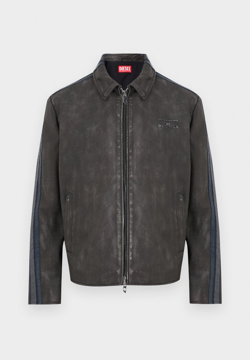 Schwarze Jacke aus Kunstleder mit Reißverschluss vorne, zwei Seitentaschen, Kragen und dezenten dunkelblauen Streifen entlang der Ärmel.
