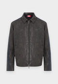 Schwarze Jacke aus Kunstleder mit Reißverschluss vorne, zwei Seitentaschen, Kragen und dezenten dunkelblauen Streifen entlang der Ärmel.