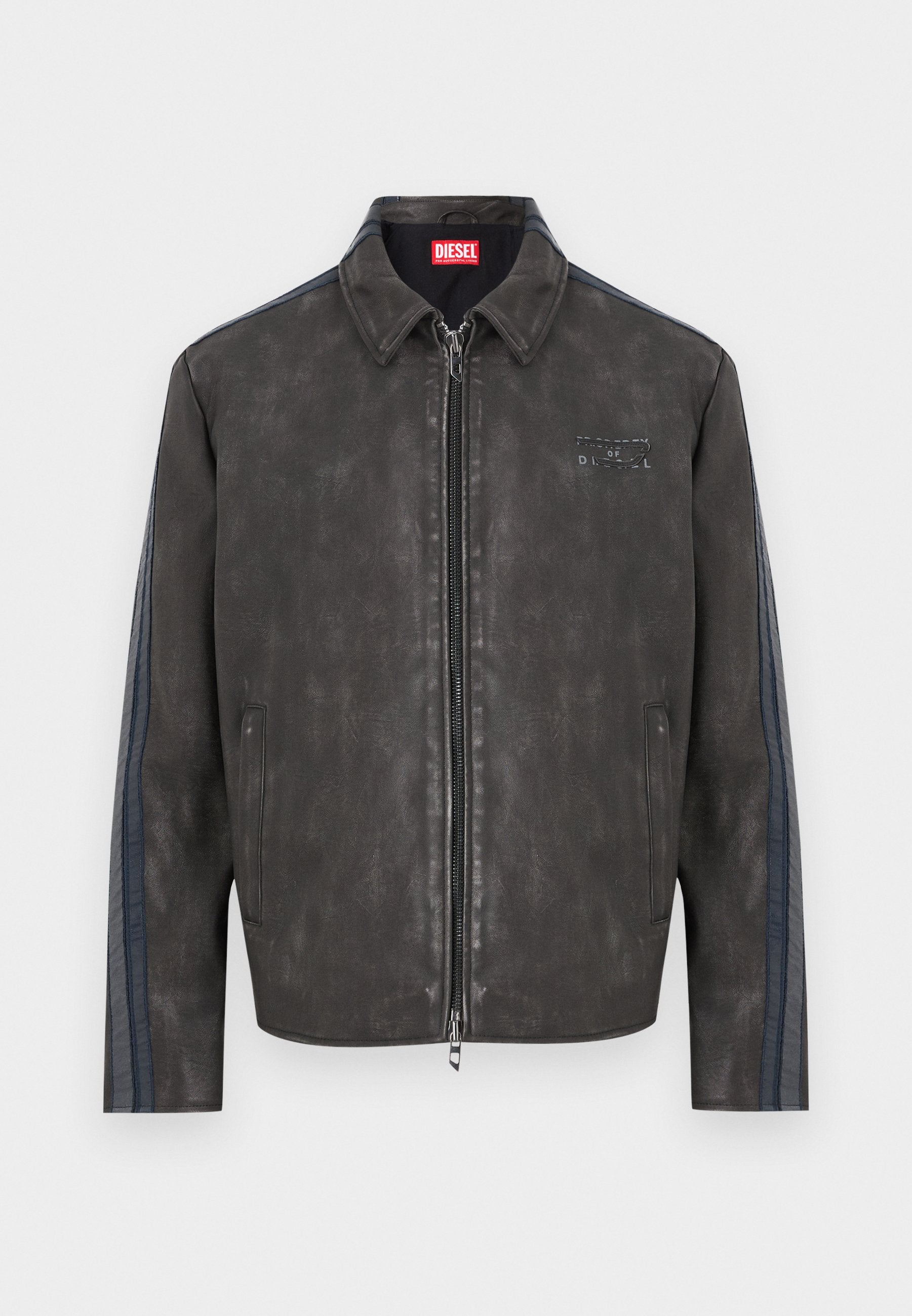 Schwarze Jacke aus Kunstleder mit Reißverschluss vorne, zwei Seitentaschen, Kragen und dezenten dunkelblauen Streifen entlang der Ärmel.