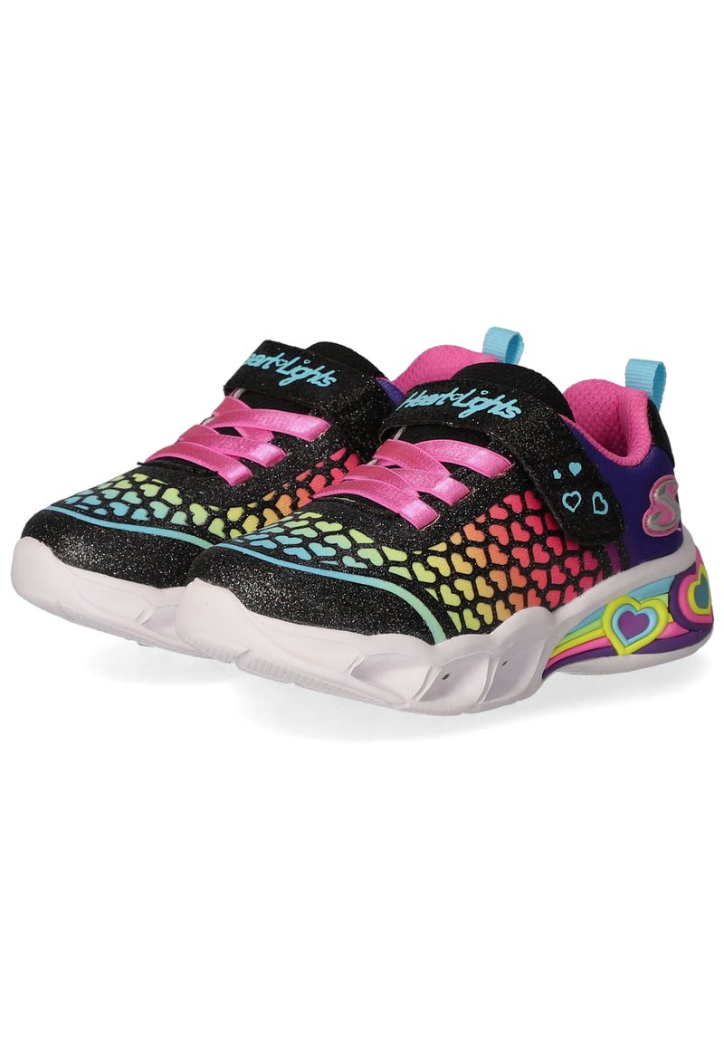 Schwarze Sneakers mit Regenbogenherzen, pinken Akzenten, reflektierenden Überzügen, Klettverschluss und weißer Sohle. Verfügt über einen funkelnden Textur.